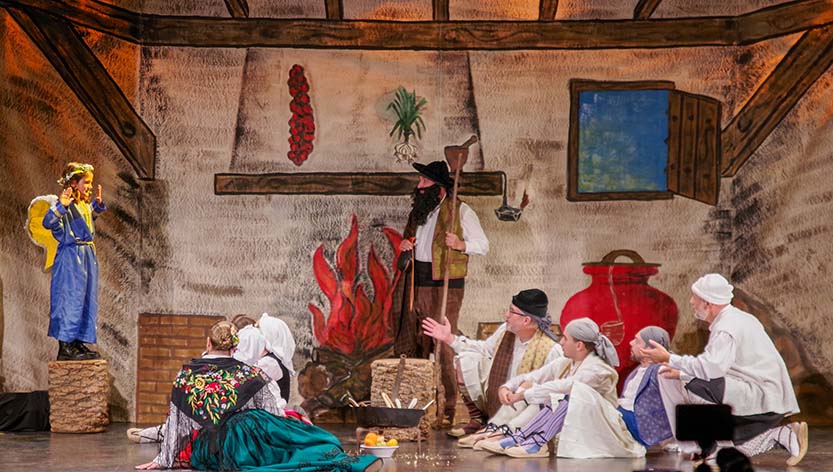 Escenificación de una escena tradicional junto al hogar sobre un escenario